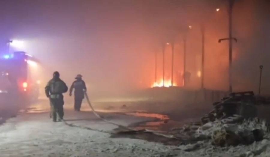 Крупный пожар на складе в Новосибирске: оперативная информация и последствия