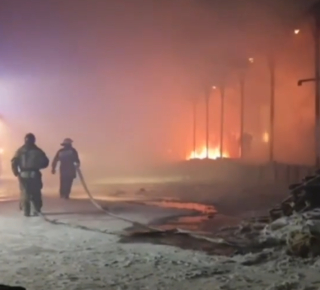 Крупный пожар на складе в Новосибирске: оперативная информация и последствия