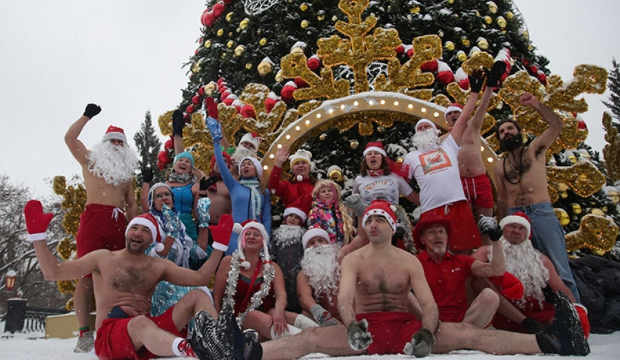 Полуголые Деды Морозы и Снегурочки устроили забег в Новосибирске: как это было