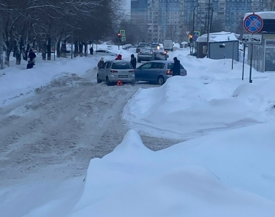 Жители улицы Высоцкого в Новосибирске жалуются на сугробы по пояс