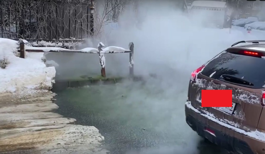 В Новосибирске улицы затопило кипятком зеленого цвета