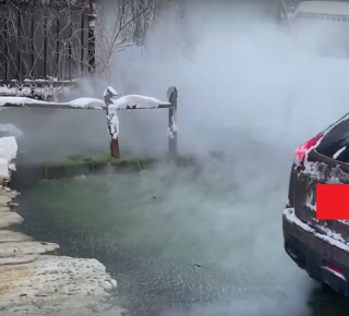 В Новосибирске улицы затопило кипятком зеленого цвета