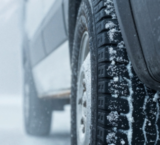 Сход снега с крыши в Новосибирске: УК «Кировская» заплатит за поврежденный автомобиль