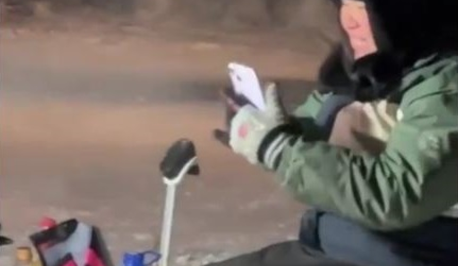 Китайская туристка разбила лагерь на парковке магазина в Новосибирске: что известно