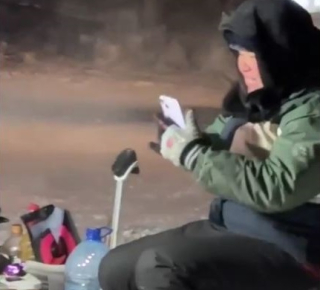 Китайская туристка разбила лагерь на парковке магазина в Новосибирске: что известно