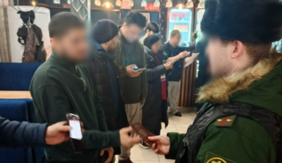 В Новосибирске в ходе рейда в кафе "Папа-плов" девять человек были направлены в военкоматы.