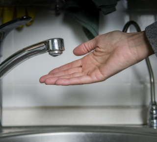 Суд обязал «Горводоканал» в Болотном заплатить жителю за отключение воды