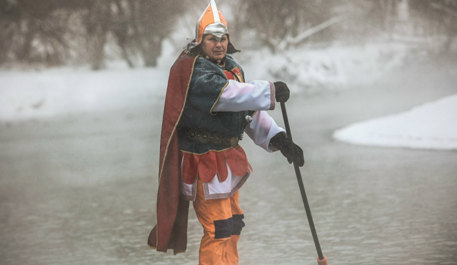 Новогодний заплыв на сапах в Новосибирске: Снегурочки и богатыри покоряют зимнюю воду