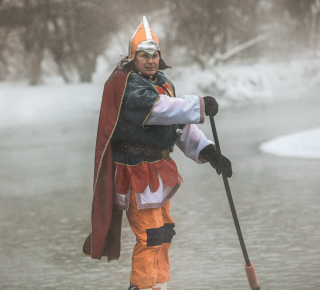Новогодний заплыв на сапах в Новосибирске: Снегурочки и богатыри покоряют зимнюю воду