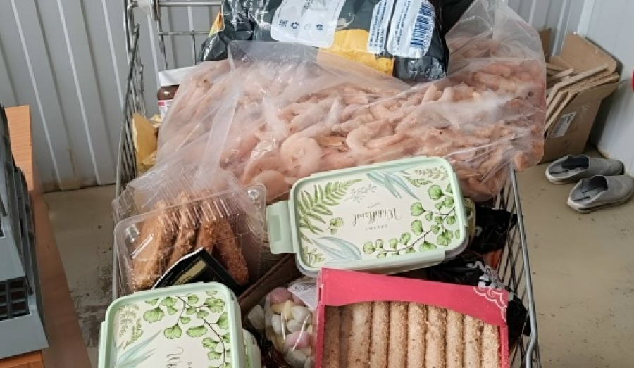 Новосибирец выкатил из магазина полную тележку, пока кассир не видел