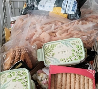 Новосибирец выкатил из магазина полную тележку, пока кассир не видел