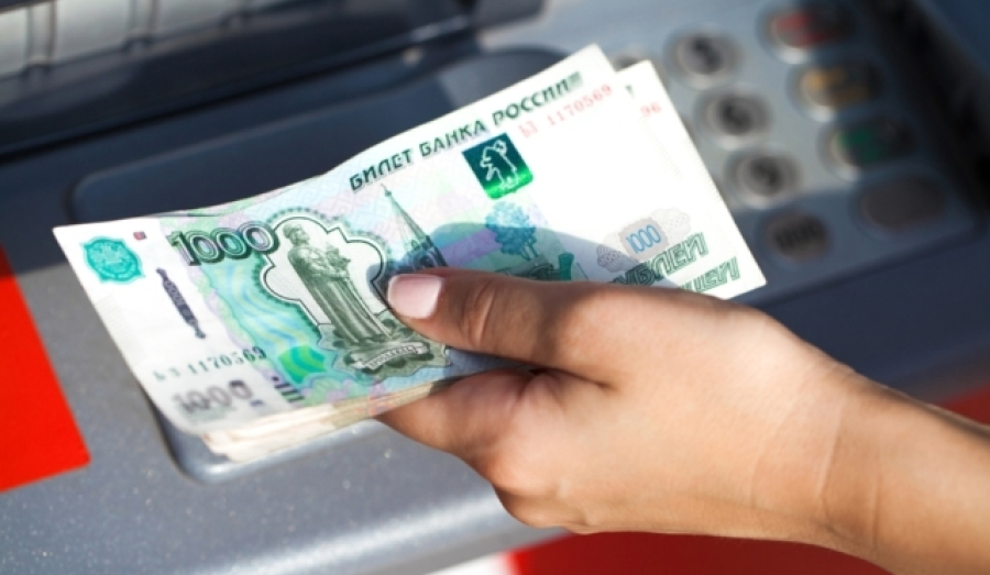 Российские банки начали массово блокировать снятие крупных сумм в банкоматах