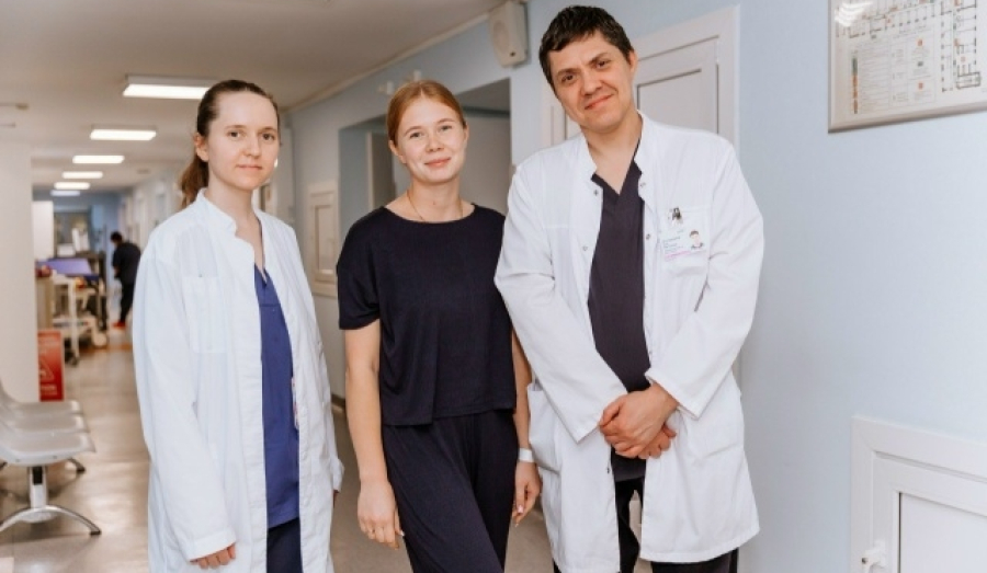 Врачи из Новосибирска успешно провели операцию по устранению "синдрома Щелкунчика" у молодой пациентки.