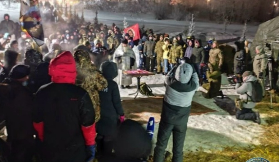 За ночь около 1000 человек окунулись в крещенскую купель в Новосибирске