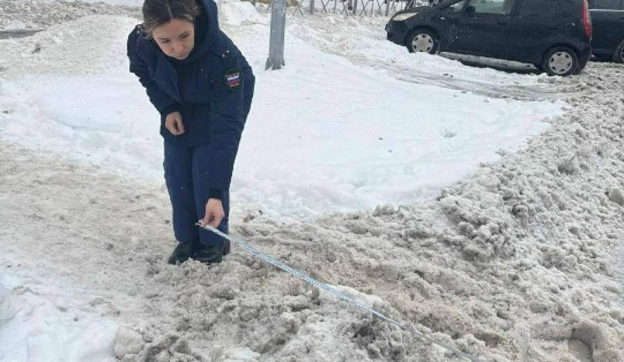Прокуратура наказала дорожную службу за неочищенный на остановке снег в Новосибирске