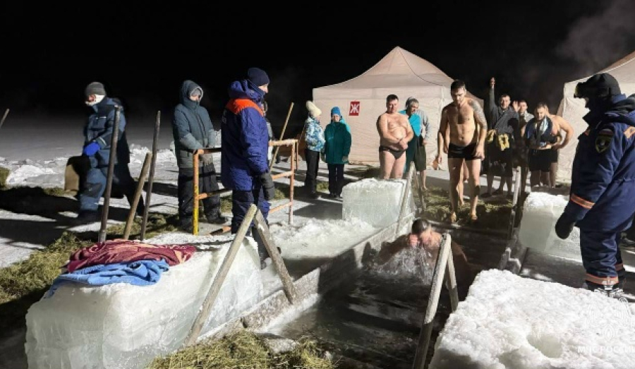 В «Крещение Господне» в прорубь окунулись 8,5 тысяч новосибирцев