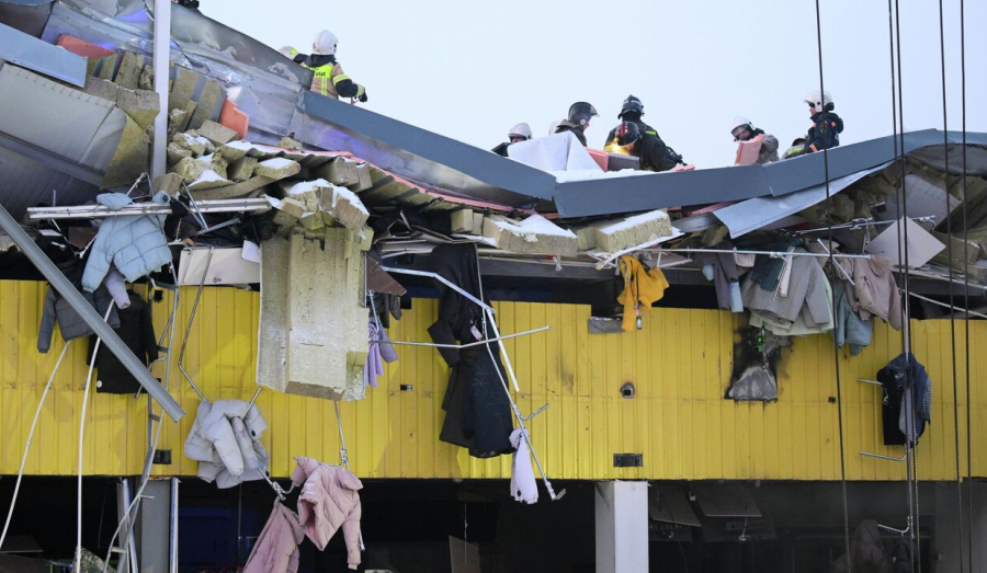 Момент обрушения крыши в административном здании ТЦ "Одоевский" на улице Наумова, 26