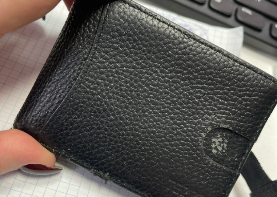 Найден черный кожаный кошелек с банковскими карточками!