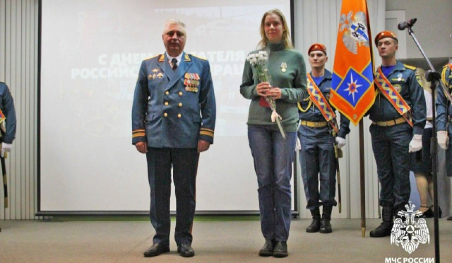 Девушку из Новосибирска наградили медалью МЧС за спасение на воде