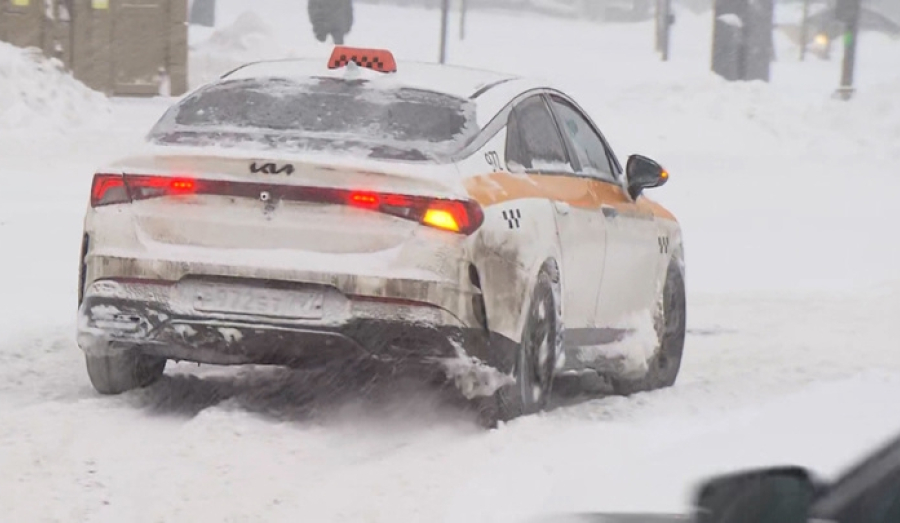 Депутаты предложили обязать работодателей оплачивать такси сотрудникам в мороз