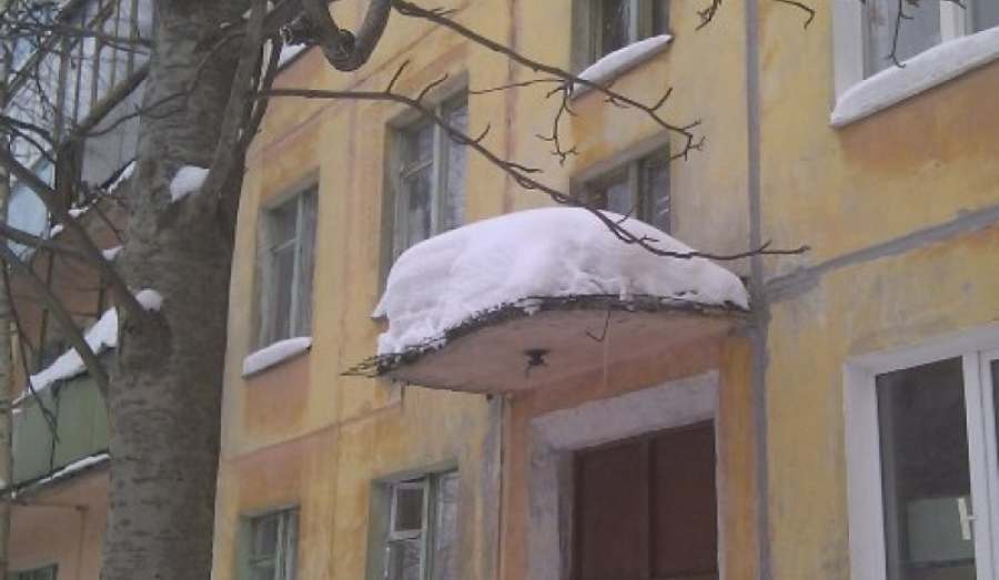 В Новосибирске девушка выпала с шестого этажа и выжила