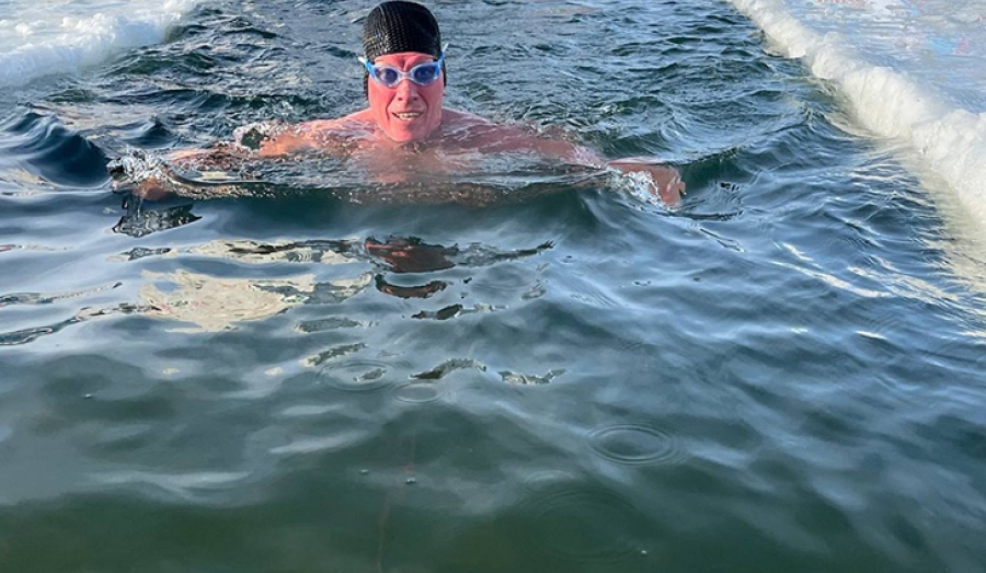 Сутки в проруби: 75 сибиряков бросили вызов холоду в Новосибирске!