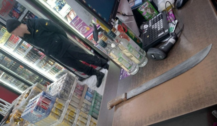 Новосибирец угрожал продавцам магазина мачете из-за нехватки денег на спиртное