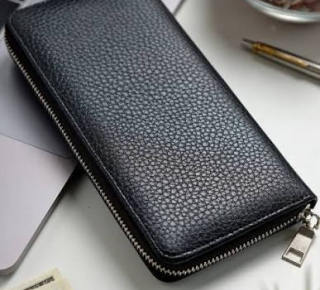 Утерян чёрный клатч на улице Кубовой: Бурцев Семён Евгеньевич