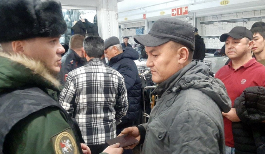 Мигранты спрятались от силовиков в ТЦ "Восход"