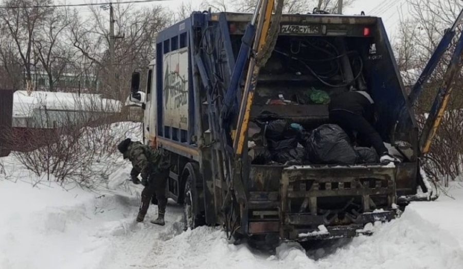 В Новосибирске мусоровозы массово вязнут в снежной каше из-за потепления