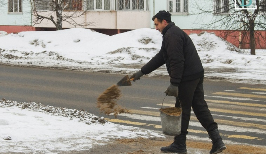 Жители МЖК и Плющихинского сами убирают снег и обрабатывают территории песком