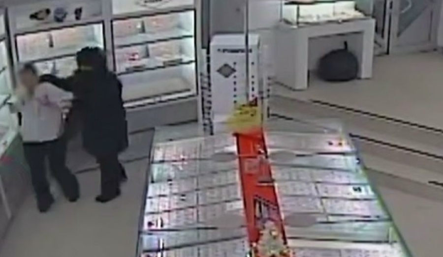 В Новосибирске задержали мужчину ограбившего ювелирный салон