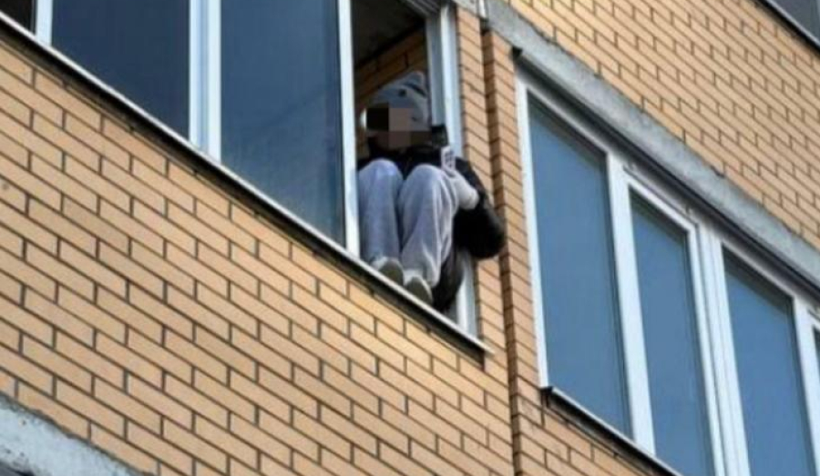 Жительница Новосибирска спасена с окна