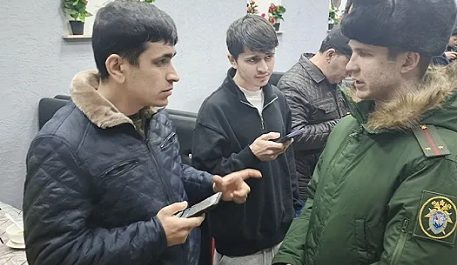 Мигранты забросали мантами силовиков в новосибирском кафе «Марьям»