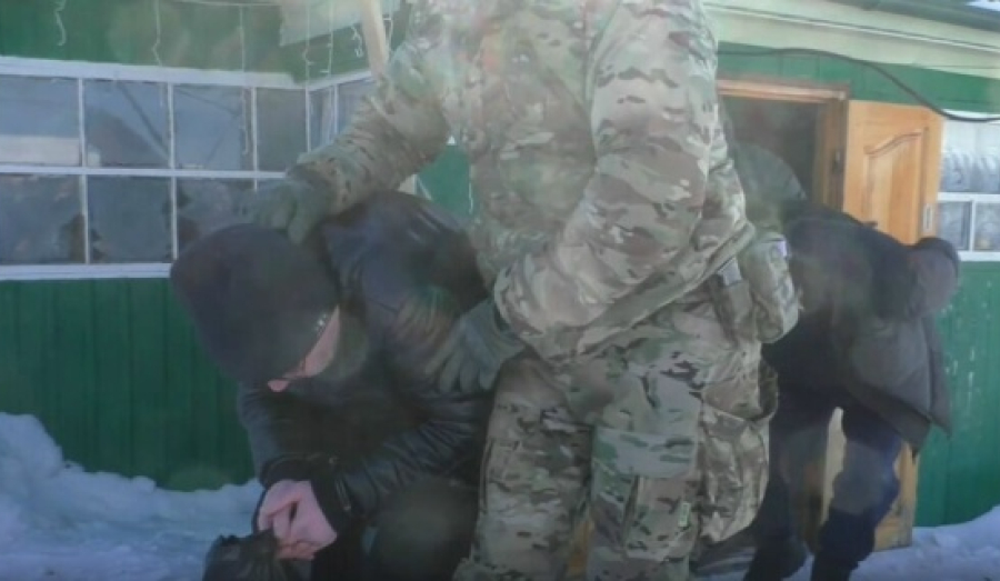 В Чулымском районе раскрыли нарколабораторию с видеоконтролем