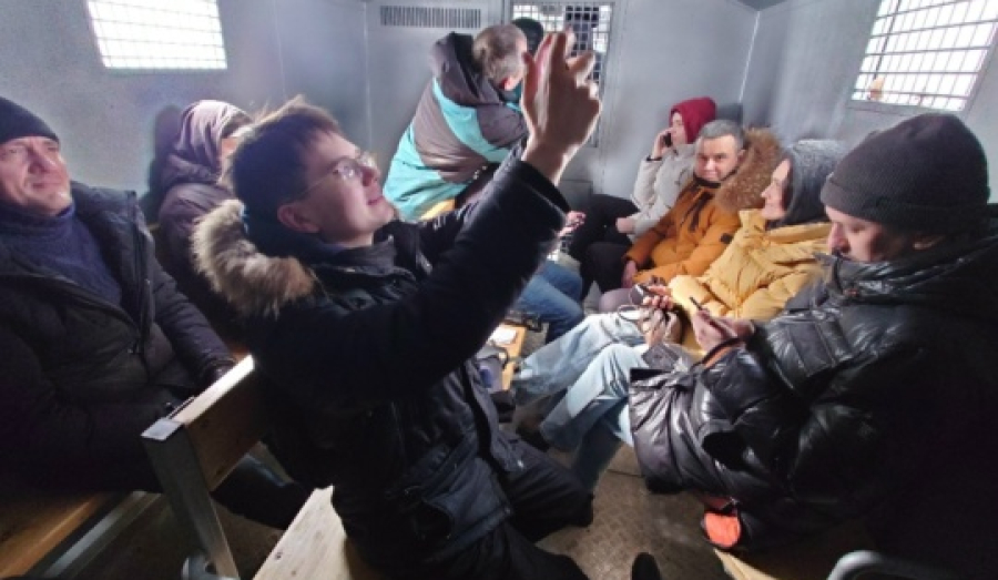 В Новосибирске задержали 15 участников митинга против блокировки Telegram и фотографа