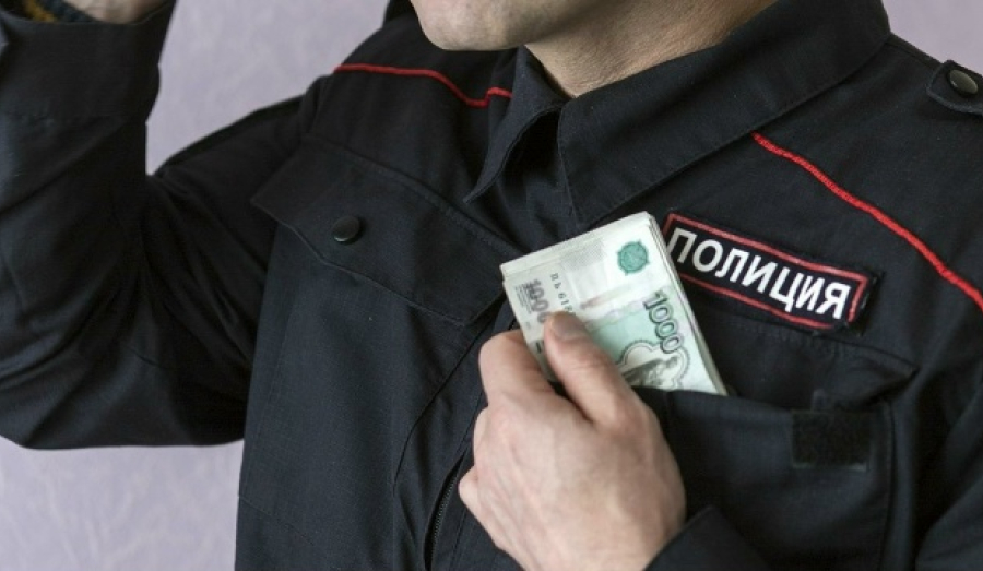 Новосибирские полицейские украли 400 тысяч из квартиры потерпевших