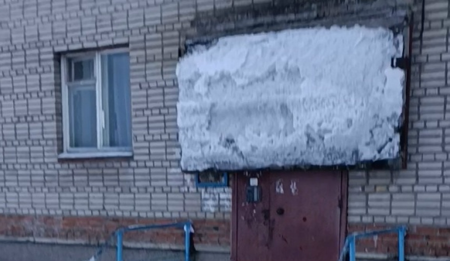 В Искитиме рухнул козырек над входом в пятиэтажку