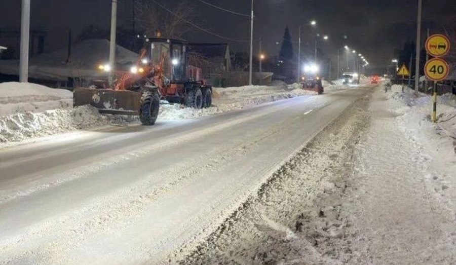В Новосибирской области 1198 единиц техники убирают дороги