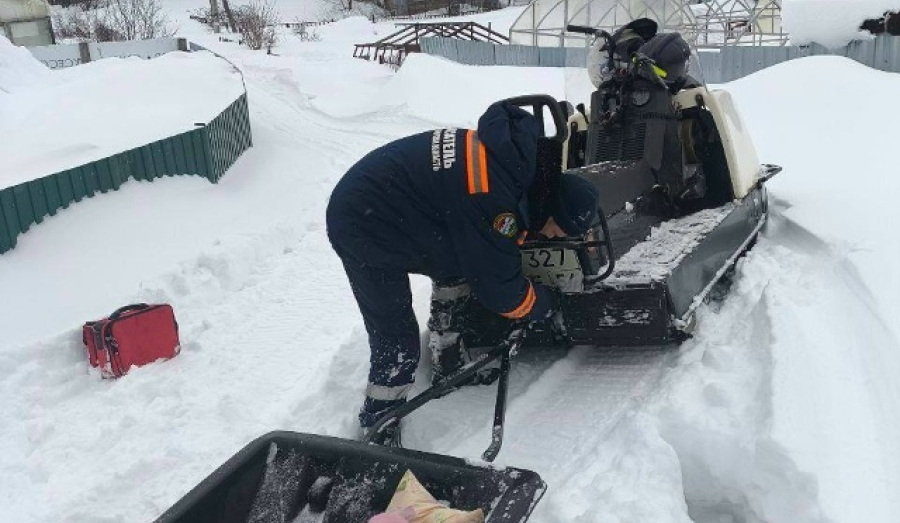 Спасатели на санях доставили пенсионерку с инсультом к врачам