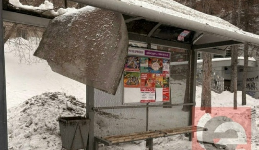 Крыша остановки «Метро Гагаринская» обрушилась в Новосибирске