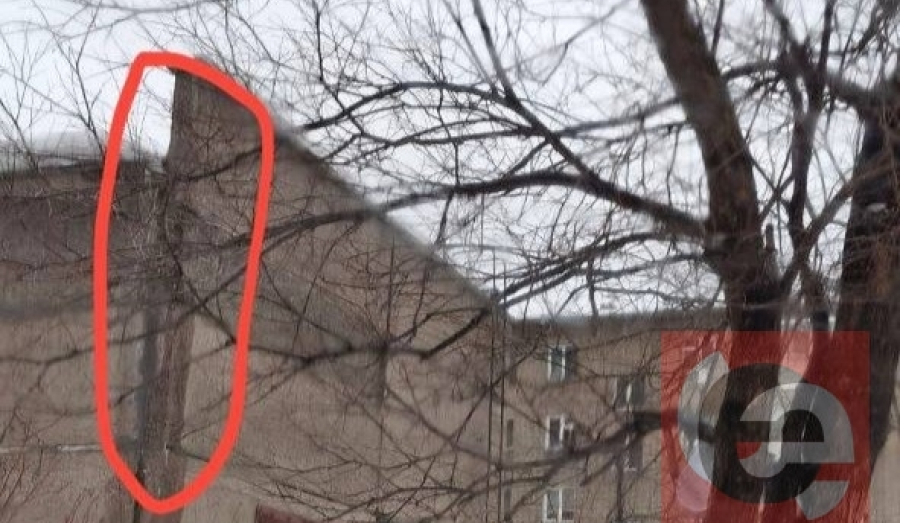 В Новосибирске глыба снега с крыши едва не упала на маму с ребенком