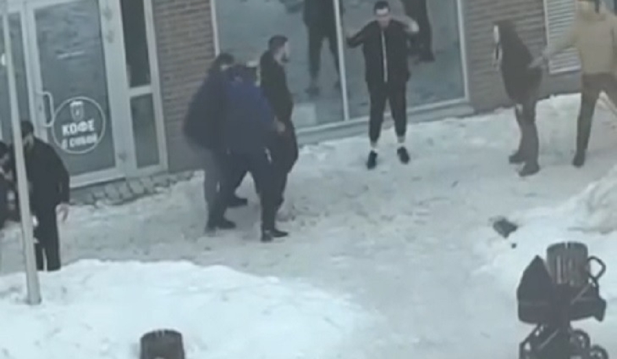 Толпа жестоко избила новосибирца с двумя детьми у бара Cheers