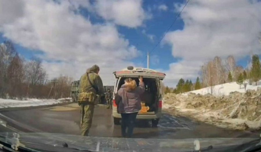 Вооружённые люди проверяют автомобили