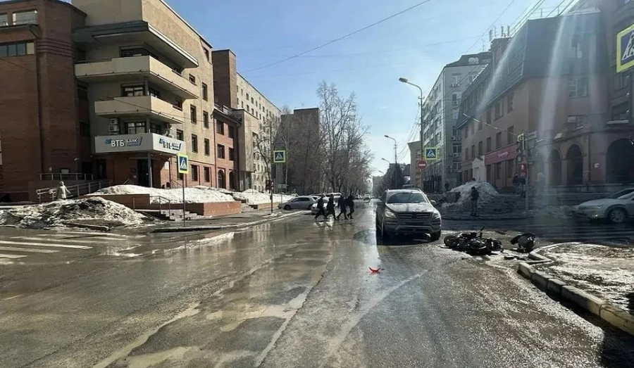 Ребенок за рулем мопеда столкнулся с внедорожником