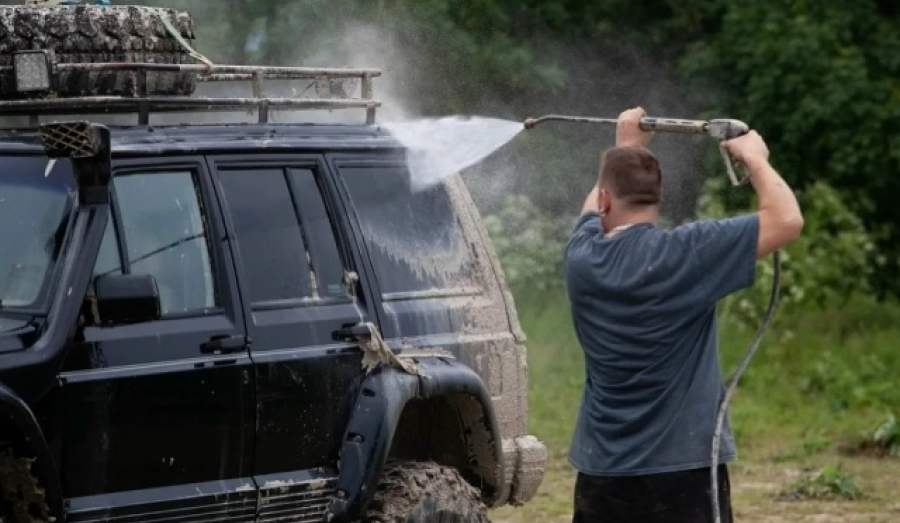 Водителям грозит штраф за мойку машины во дворе