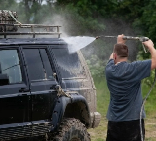 Водителям грозит штраф за мойку машины во дворе