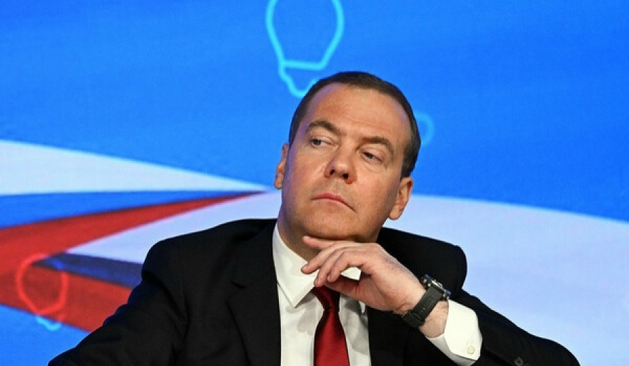 Медведев возглавил создание учебников по обществознанию