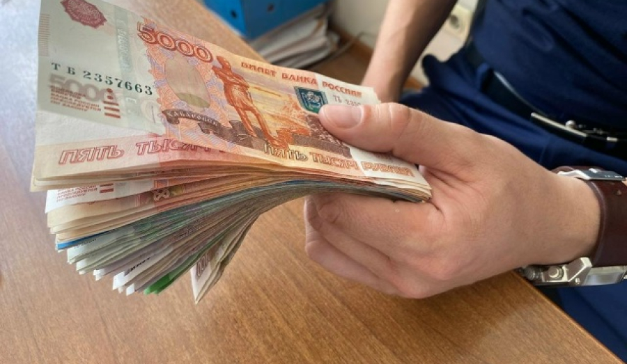 В Новосибирске полицейского и сотрудника автошколы обвиняют во взятках