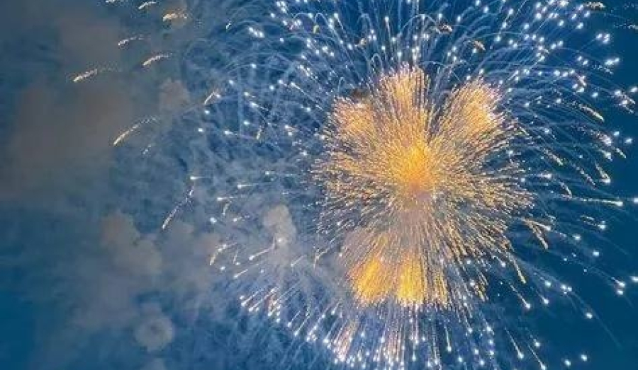 В Новосибирске к 9 Мая подготовили два салюта.